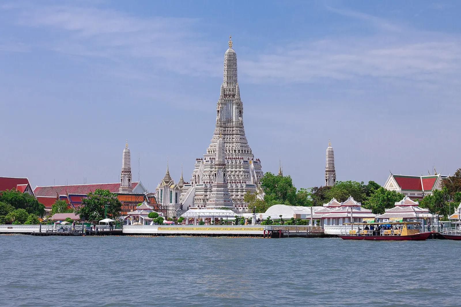 Le temple Wat Arun au bord du fleuve Chao Phraya, à Bangkok