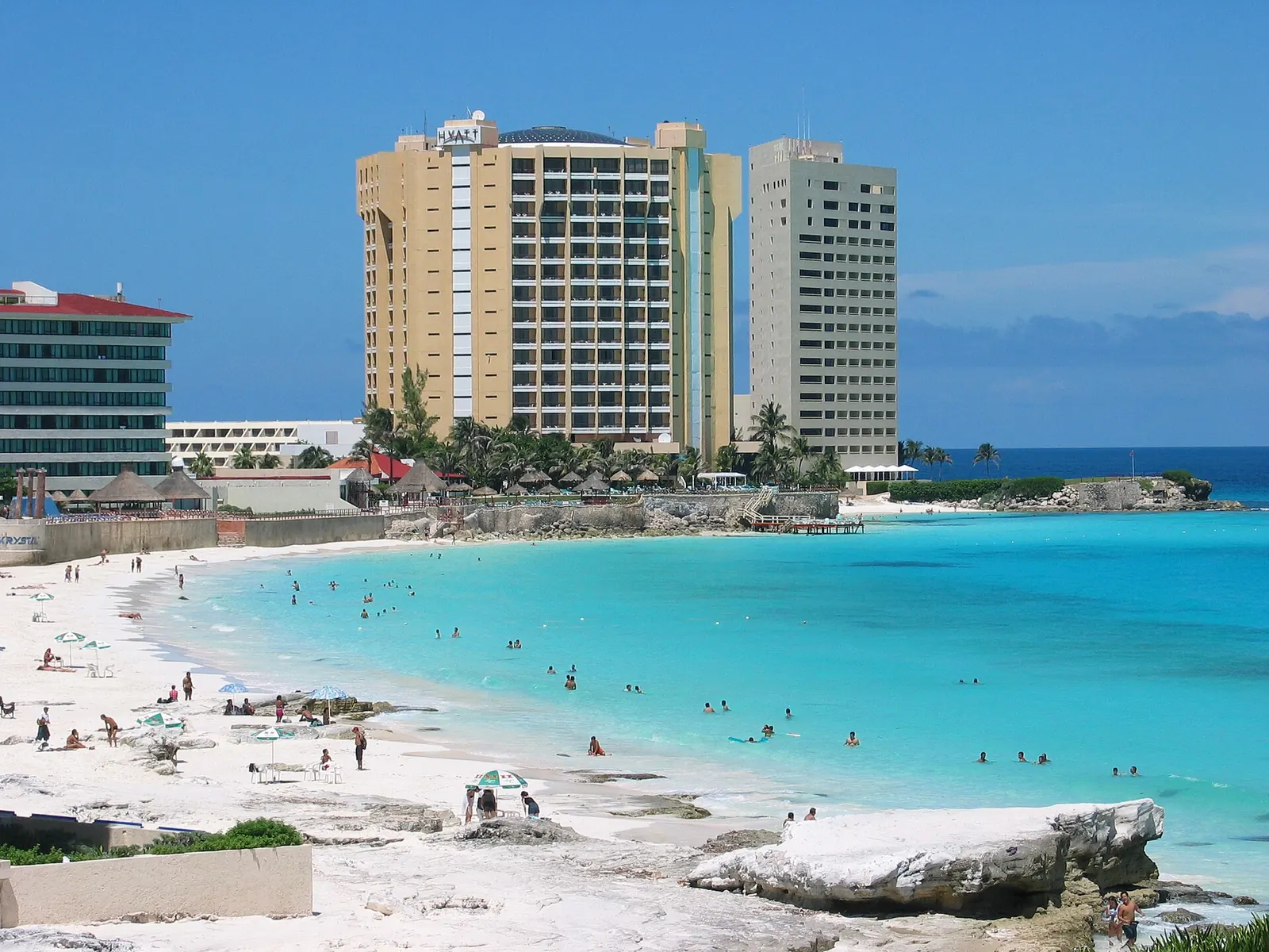 Eau turquoise des Caraïbes et plage de sable blanc à Cancún