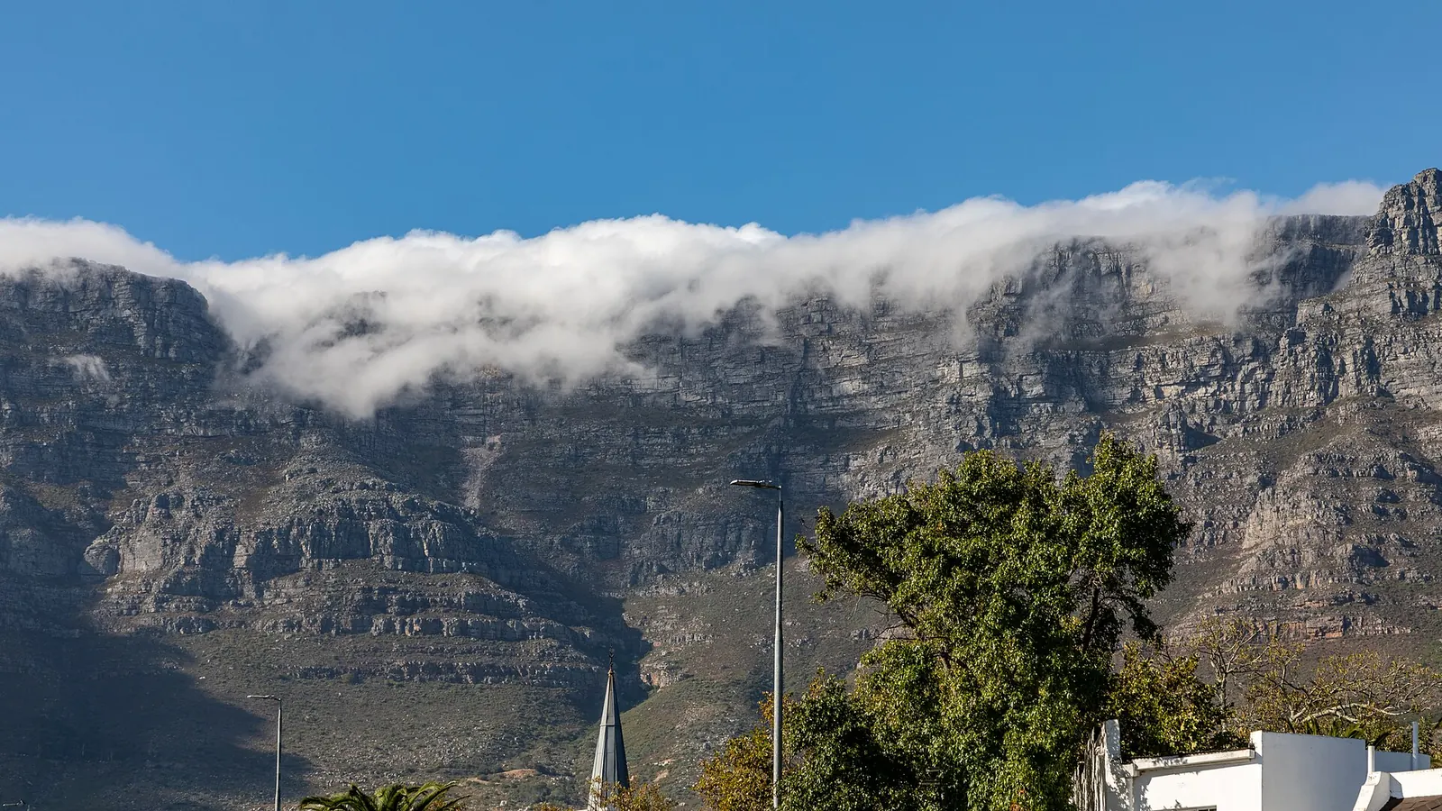 La montagne de la Table coiffée de nuages au-dessus du Cap