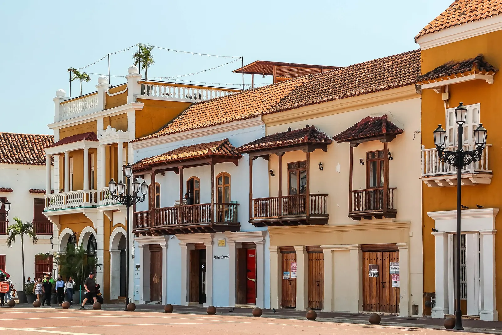 Édifices coloniaux à balcons de bois sur la Plaza de la Aduana, à Carthagène