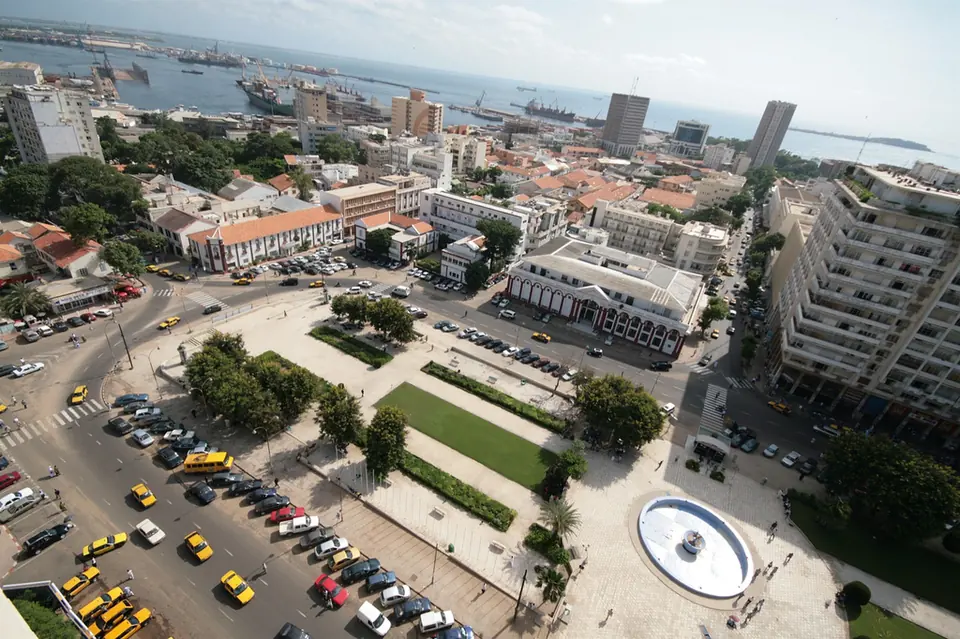 La place de l'Indépendance à Dakar (Sénégal). En arrière-plan le port et Gorée