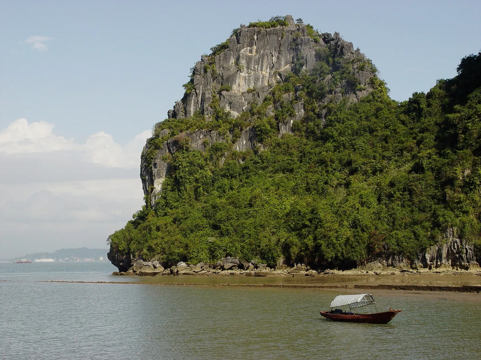 Une île calcaire surgissant de l'eau émeraude de la baie d'Ha Long