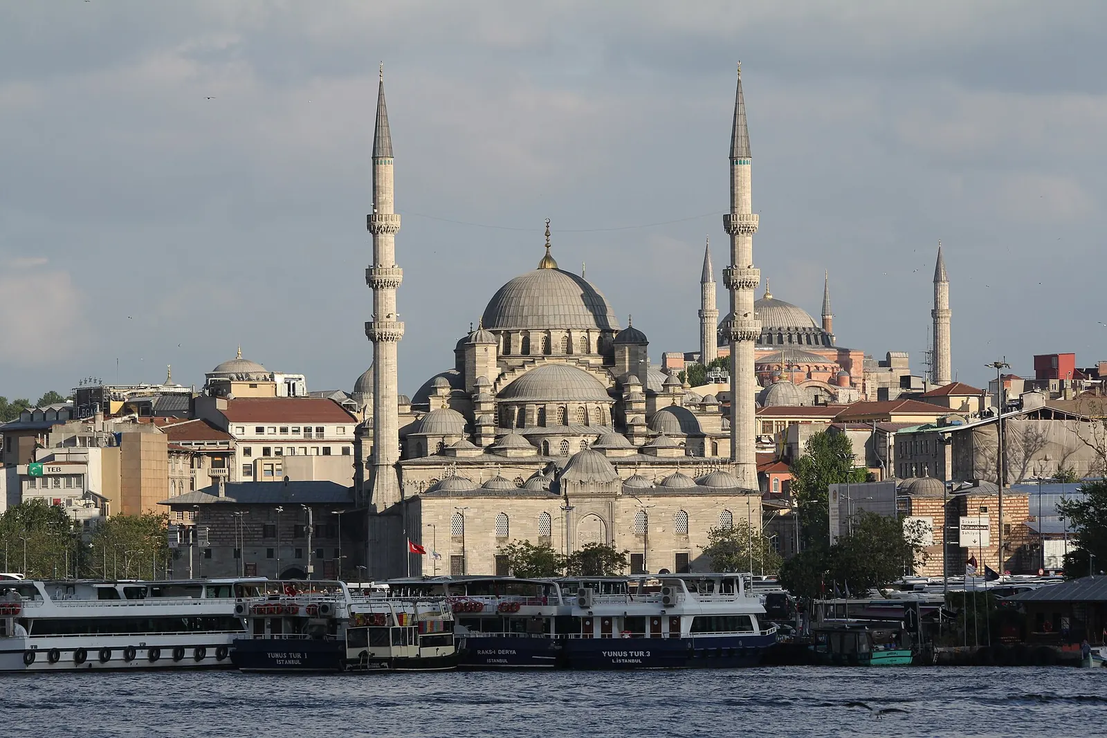 La Nouvelle Mosquée et ses minarets au bord de la Corne d'Or, à Istanbul