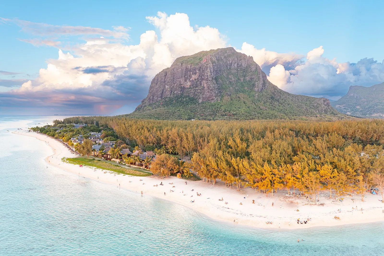 Le Morne Brabant dominant une plage blanche et un lagon turquoise à Maurice
