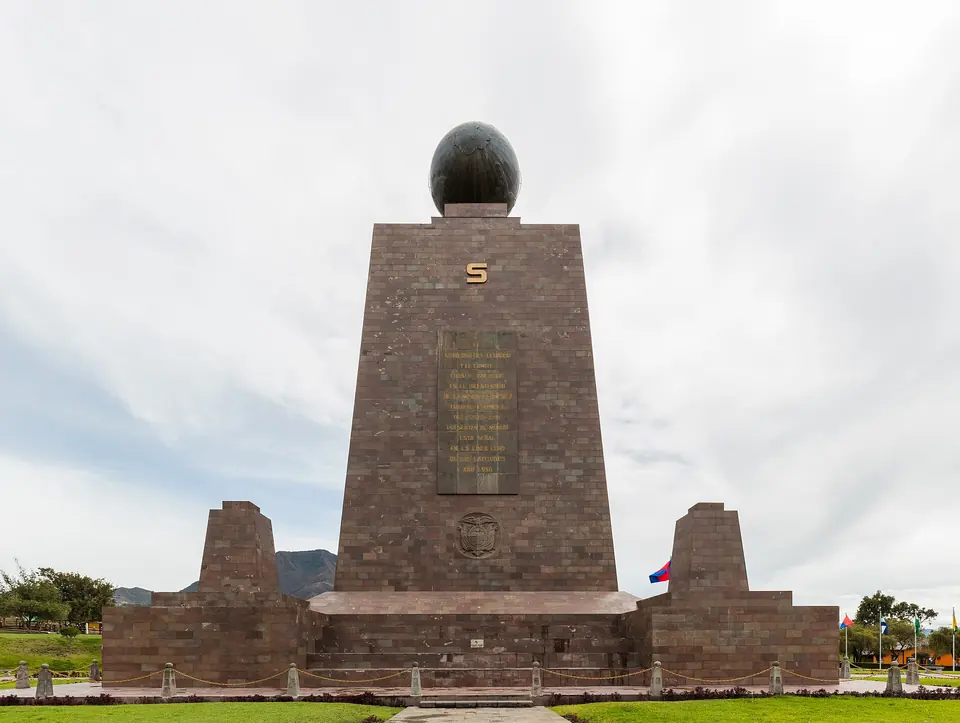Mitad del Mundo, Quito