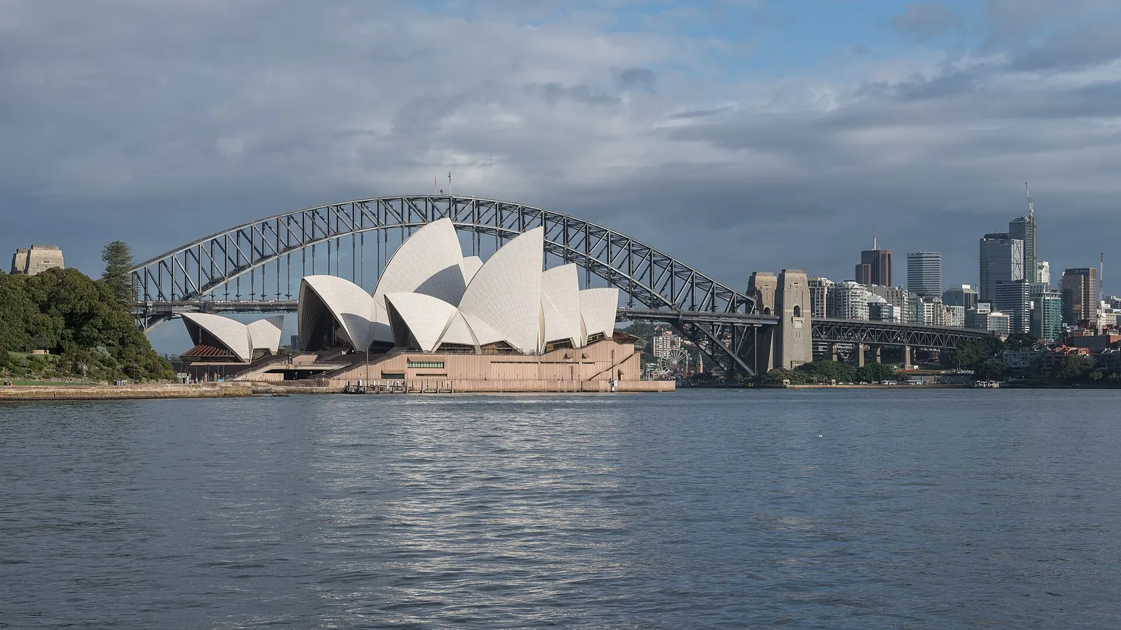 L'Opéra de Sydney et le Harbour Bridge de l'autre côté de la baie